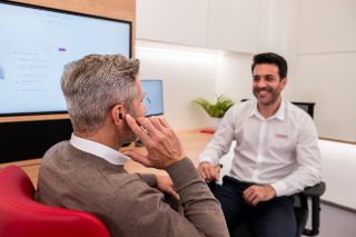 cliente-gaes-centro-auditivo-audifono-tamaño